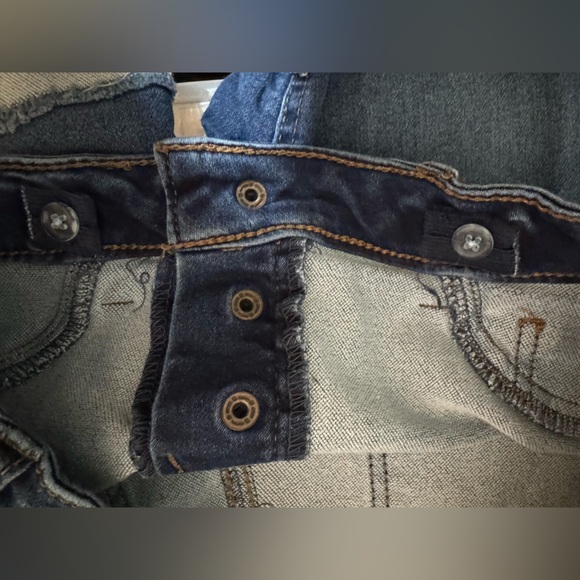 Stylish Denim Shorts with Button Detail - Picture 3 of 5